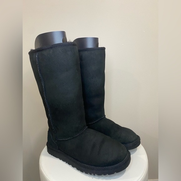 UGG Classic II Tall Boots Big Girl Size 4 Black Fits Women’s 6 Suede Sheepskin - Picture 2 of 4